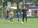Laatste training S.K.N.W.K. JO10-1 (partijtje tegen de ouders) van woensdag 22 mei 2024 (62/133)